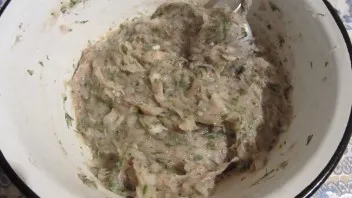 We take a thicker mince to stick together better. Mix with chopped onions and herbs. Add salt, pepper and add sour cream to make the fill...