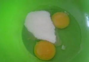In the bowl where we will make the dough, we beat the two eggs and add the whites of the rest of the eggs. Add salt and sugar.