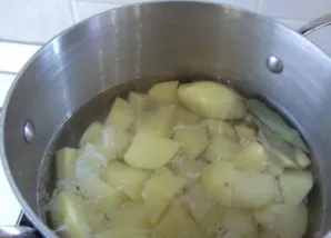First, you need to boil potatoes and make mashed potatoes from them (without adding water).