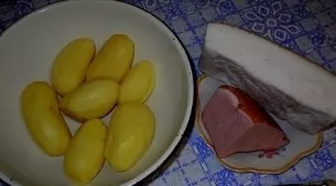 Prepare the ingredients. Peel the potatoes.