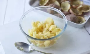 In a small container, cool the boiled potatoes.