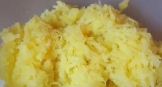 First, we boil the potatoes and grate them or pass them through a meat grinder. The finer the grater, the better.