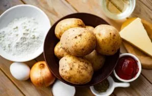 Prepare all the ingredients. Peel the onion and garlic. Also peel and wash the potatoes.