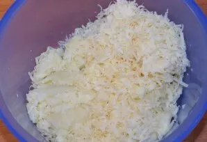 Mix mashed potatoes and grated cheese.