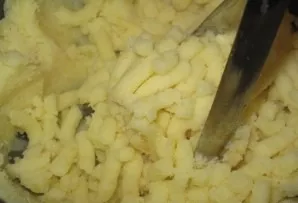First you need to prepare mashed potatoes, which will serve as the basis. Peel the potatoes, chop and cook until tender. With a potato gr...