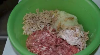 Through a meat grinder I grind bacon, slices of baguette, onions and garlic, put in minced meat.