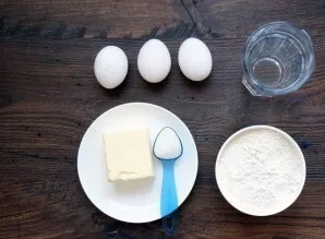 This dessert is made with choux dough, which is not so difficult to prepare. The main thing is to maintain consistency.