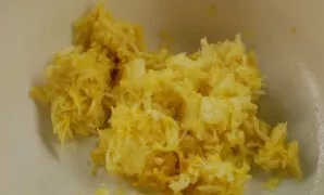 Wash the lemon, grate the zest and squeeze the juice separately. Wash the zucchini and grate on a coarse grater.