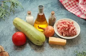 Prepare all the necessary ingredients. Wash and dry the vegetables.