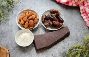 Prepare all the necessary ingredients for making dates and almond sweets.