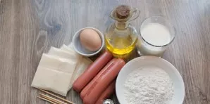 Prepare all the ingredients needed to make sausages. We also need 4 wooden skewers.