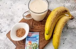 Prepare all the necessary ingredients. For dessert, use ripe, sweet bananas. Adjust the amount of cocoa powder to your taste. Riaenka sho...
