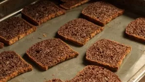 Cut the bread into slices and dry in the oven. You can even overdry a little so that a very dark crust forms on some pieces.