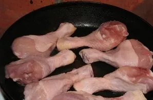 Thoroughly clean the legs of the chicken coop, wash and dry. Then fry in a pan heated with vegetable oil.