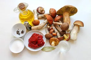 Prepare all the ingredients. Peel the mushrooms, sort them and remove the spoiled and cut.