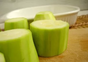 Wash the zucchini and cut into slices, no higher than the shape in which they will be baked.