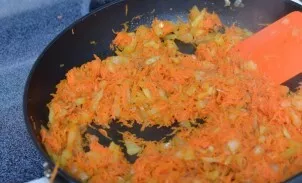 Let the rice boil. In a pan in olive oil, fry the onion cut into small cubes and the carrots grated on a coarse grater. Cook, stirring co...