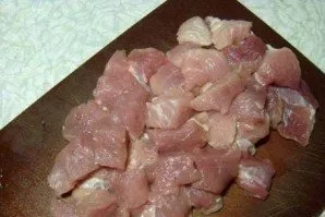 Rinse the meat thoroughly and dry it. Then cut into small pieces of about 4 cm.