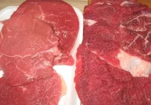 First of all, of course, you need to cut the meat into pieces. Then we beat well, sprinkle with salt and pepper, and rub in chopped garlic.