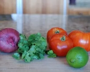We prepare all the ingredients wash the vegetables and peel them if necessary.