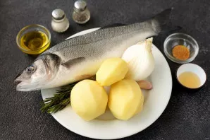 Prepare all the ingredients. Peel the potatoes, onions and garlic, wash them.