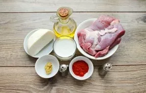 Prepare all the necessary ingredients for roasting turkey in cream sauce.