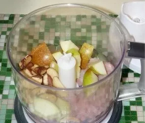 Put the turkey fillet slices, apple slices, and nuts in the blender bowl.