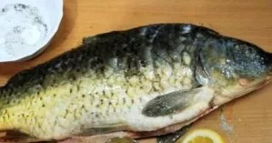 We wipe the carp, rinse it well with water. Squeeze lemon juice inside and out of the fish, and rub the carcass with salt, pepper and fis...