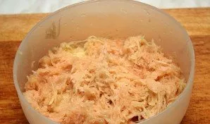 Wash the potatoes, peel them, grate them on a fine grater.