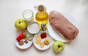 Prepare all the ingredients needed for cooking. Wash the apples thoroughly, rinse the pork with cold water and pat dry.
