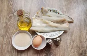 Prepare all the ingredients needed to make crispy fried fish. Wash the fillet and dry it with a paper towel or napkins.