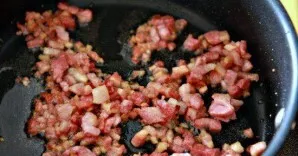 Cut the bacon into cubes. Finely chop the onion. Finely chop the mushrooms and garlic. Finely grate parmesan cheese. Put a baking sheet i...