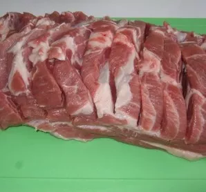 We wash the piece of meat, make cuts approximately to the middle of the piece. We rub salt and pepper.