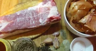 This is a small set of ingredients that we will use. Boil 1 liter of water and dissolve salt in it.