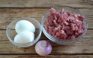 Prepare all the necessary ingredients. I used ground pork, but you can use whatever you like best.