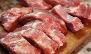 Wash the ribs thoroughly, dry them with paper towels, then cut them into portions.