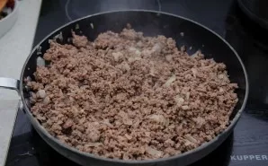 Cut the onion into small pieces. Heat vegetable oil in a pan, put minced meat with onions there. Saut these ingredients for about 5 minut...