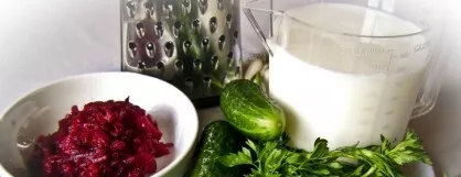 Boil and cool the eggs and beets, wash all the vegetables and dry them a little. We take out kefir and leave it at room temperature.