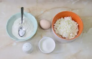 Prepare the necessary ingredients. Cottage cheese can be rubbed through a sieve or left with grains.
