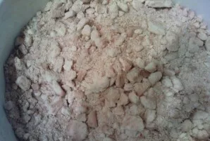 Biscuits need to be crushed. It is better to do it by hand. The fact is that we need to get not flour, but small pieces of cookies. There...