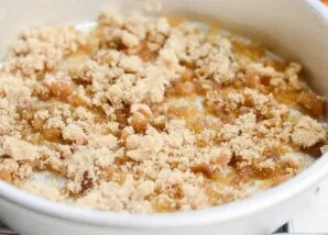 Mash the soft butter with brown sugar. Pour the crumbs to the bottom of the baking sheet.