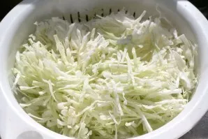 Boil the chicken fillet and cool. Wash the usual white cabbage, remove the damaged leaves and cut into small strips. I transfer the cabba...