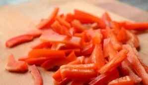 Wash the peppers and remove the seeds, cut into thin strips.