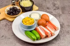 Prepare all the ingredients. Boil the eggs and cool.