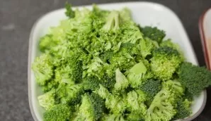 Rinse the broccoli, dry it and divide it into inflorescences.