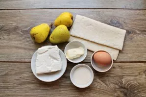 Prepare the ingredients. Defrost the dough, rinse the pears and dry them.