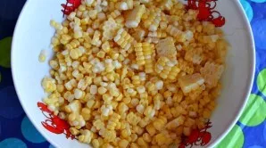 It is important to use young and fresh corn so that it is not hard. Wash the cobs, dry them and cut off the grains with a sharp knife.