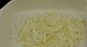 Finely chop the onion and lightly fry in a pan in olive oil.