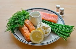 Prepare all the necessary ingredients. Wash and dry the greens, prepare fresh and smoked fish.