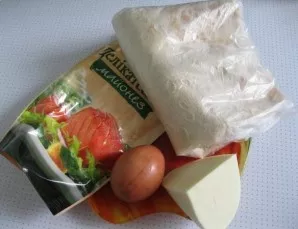Here are the ingredients necessary for the recipe for lavash with cheese, eggs and dill. Eggs should be hard-boiled, cooled and peeled.